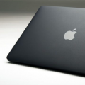 苹果公司提交了一项专利申请描述了生产“真正的”黑色电子设备的方式