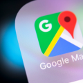 在当前速度旁边显示速度限制的Google Maps