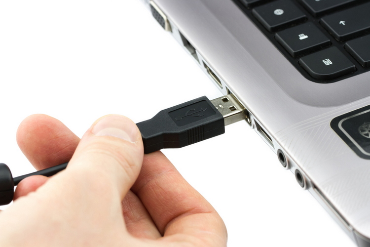 这是每次正确插入USB电缆的方法