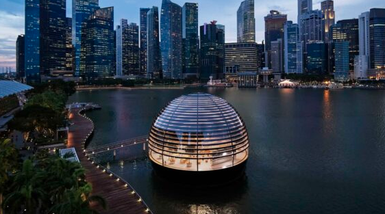 苹果分享了世界上第一家浮动苹果商店Apple Marina Bay Sands的照片