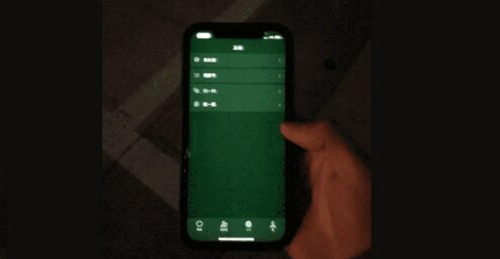 iPhone 12屏幕在光线强度低的地方会变成绿色