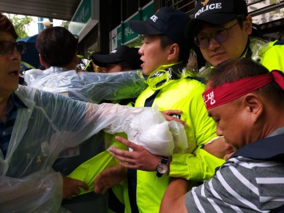 阻止法人分离韩国zem工会，与警方发生冲突