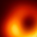 科学新闻：天文学家捕获超大质量黑洞周围磁场的惊人图像